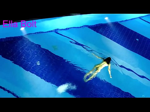 ❤️ मी पाहणे थांबवू शकत नाही, तरुण गोरा ELLA BOLT रिसॉर्ट पूलमध्ये नग्न पोहताना पकडला गेला ❌ गुदद्वारासंबंधीचा अश्लील  ﹏